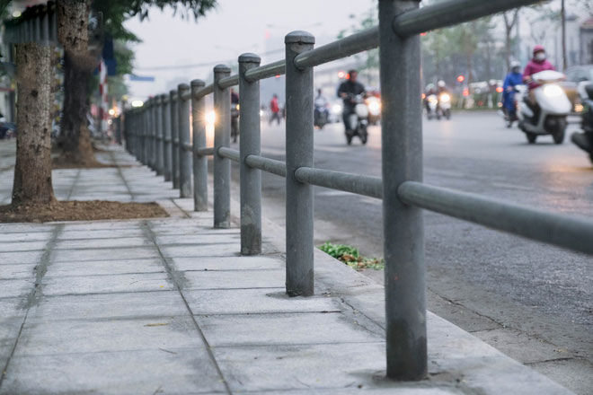 Hà Nội lắp barie ngăn xe máy tràn lên vỉa hè, giờ tan tầm nhiều phương tiện vẫn lao vun vút
